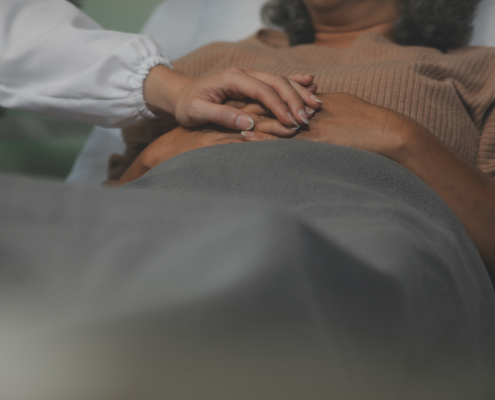 therapeutic-approach-to-dementia-care-shot-of-a-female-nurse-hold-her-senior-patient